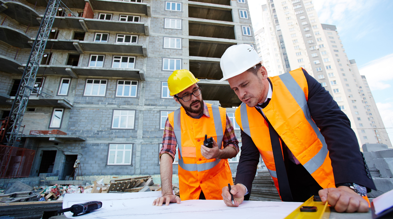 Equipo de arquitectos en Valladolid gestionando rehabilitación